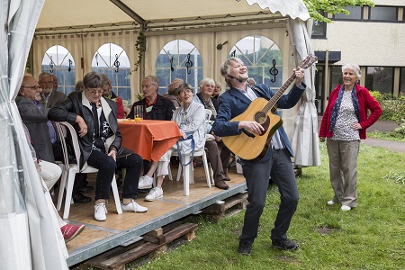 Thomas Jüchter begeistert Bewohner und Gäste mit flotten Liedern
