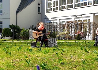 Kordula Voss im Garten eines Seniorenheims