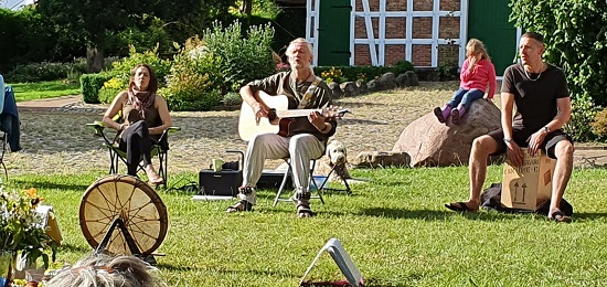 Canto-Singkreis im Freien mit Thomas Jüchter